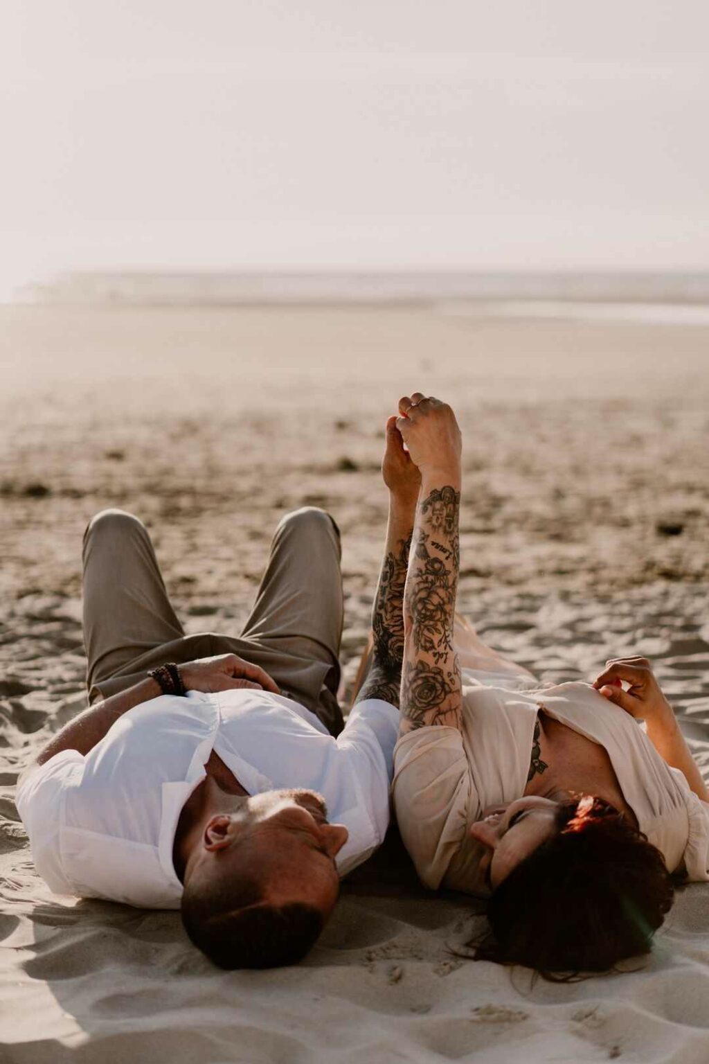 couple plage couché de soleil